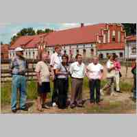 905-1647 Ostpreussenreise 2007. Teilnehmer der Reisegruppe vor den Stallungen.jpg